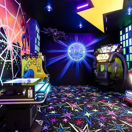 Chic 7 Bdrm Mansion With Games Room